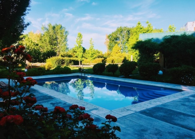  ESPECTACULAR PROPIEDAD CON CENTRO DE EQUITACIÓN, CASA QUINTA, PISCINA Y QUINCHO. 