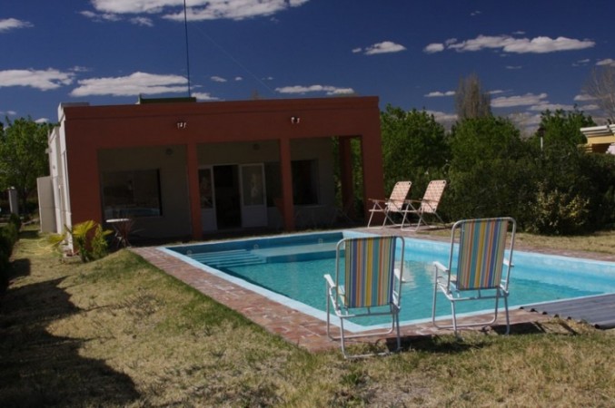 Hermosa casa Quinta en Valle Grande con entorno de puras montañas y río.