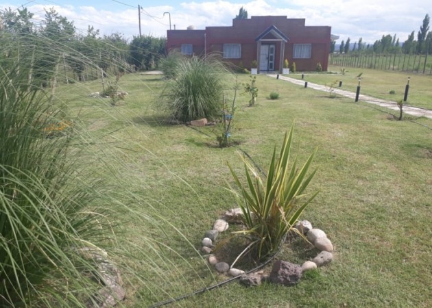 Mendoza Bienes Raíces  vende terreno parquizado de 5000 mtrs con salón de evento 290 mtrs  con 2 cabañas 60 mtrs, cada una una y piscina