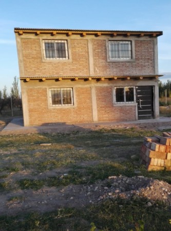 Mendoza Bienes Raíces  vende terreno parquizado de 5000 mtrs con salón de evento 290 mtrs  con 2 cabañas 60 mtrs, cada una una y piscina