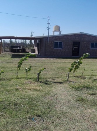 Mendoza Bienes Raíces  vende terreno parquizado de 5000 mtrs con salón de evento 290 mtrs  con 2 cabañas 60 mtrs, cada una una y piscina