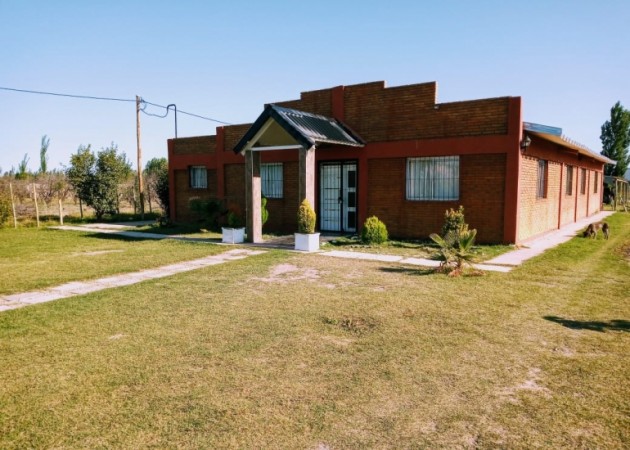 Mendoza Bienes Raíces  vende terreno parquizado de 5000 mtrs con salón de evento 290 mtrs  con 2 cabañas 60 mtrs, cada una una y piscina