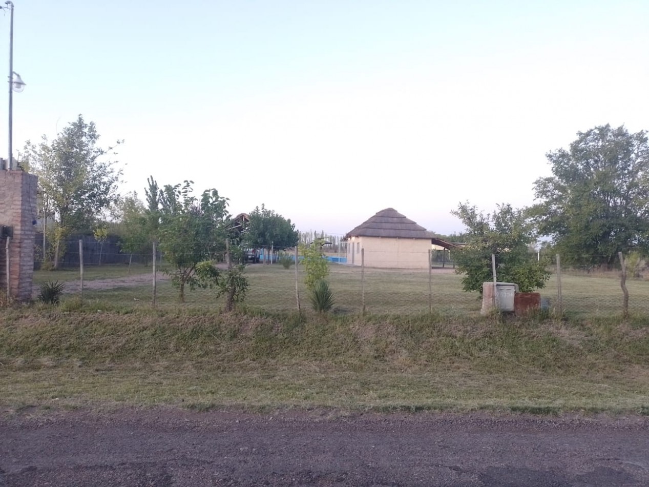 SE VENDE TERRENO DE 2000 M2 CON QUINCHO Y PISCINA