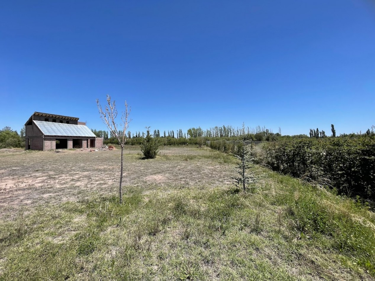 CASA A TERMINAR SOBRE TERRENO DE 2500m²