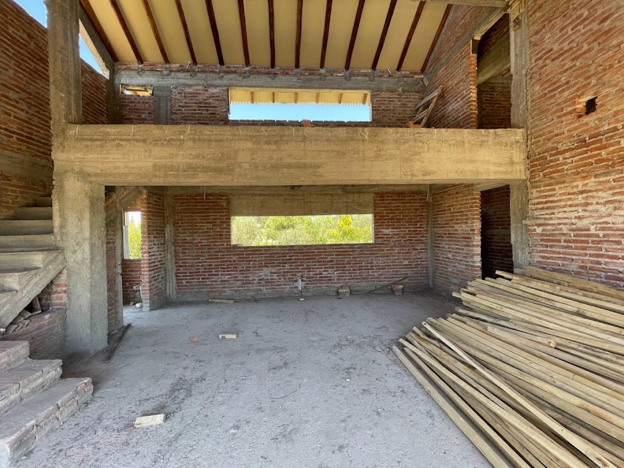 CASA A TERMINAR SOBRE TERRENO DE 2500m²