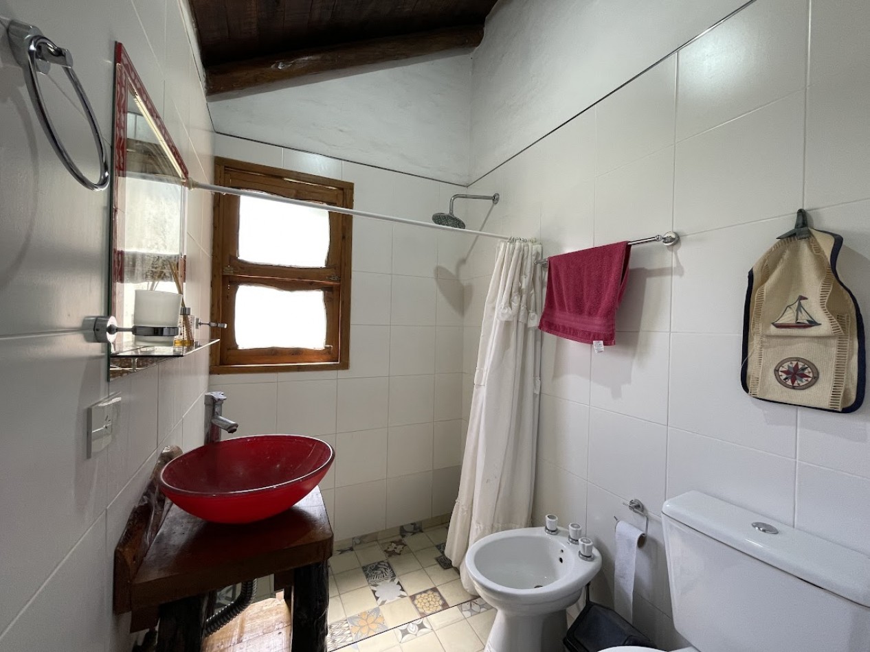CASA DE FAMILIA CON CABAÑA EQUIPADA Y PISCINA - GAS NATURAL