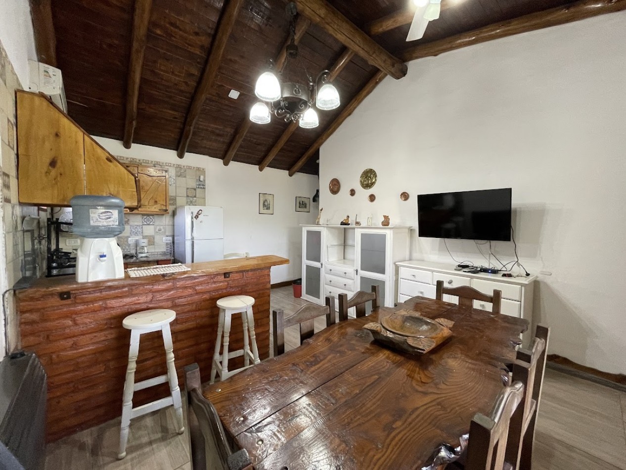 CASA DE FAMILIA CON CABAÑA EQUIPADA Y PISCINA - GAS NATURAL