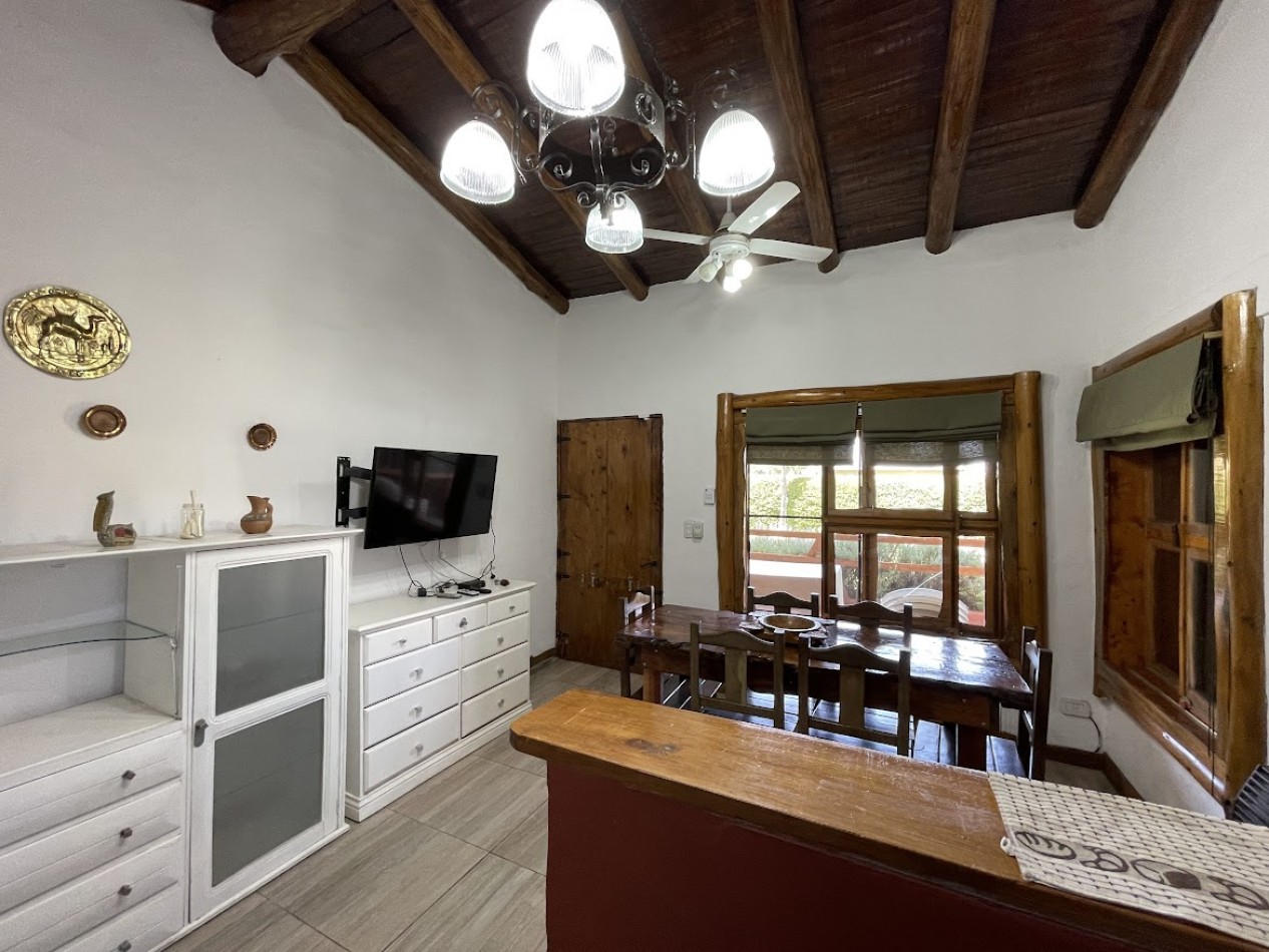 CASA DE FAMILIA CON CABAÑA EQUIPADA Y PISCINA - GAS NATURAL