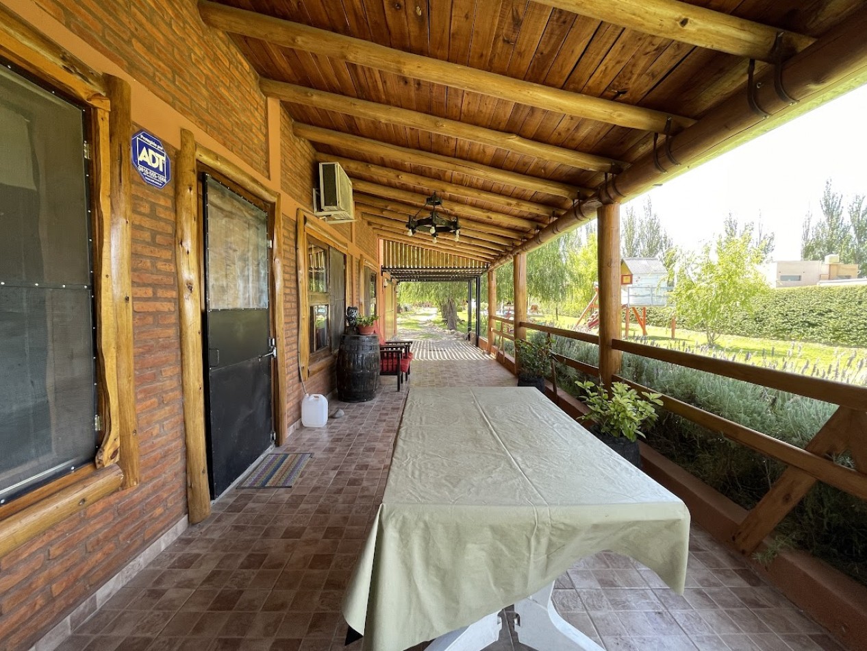 CASA DE FAMILIA CON CABAÑA EQUIPADA Y PISCINA - GAS NATURAL