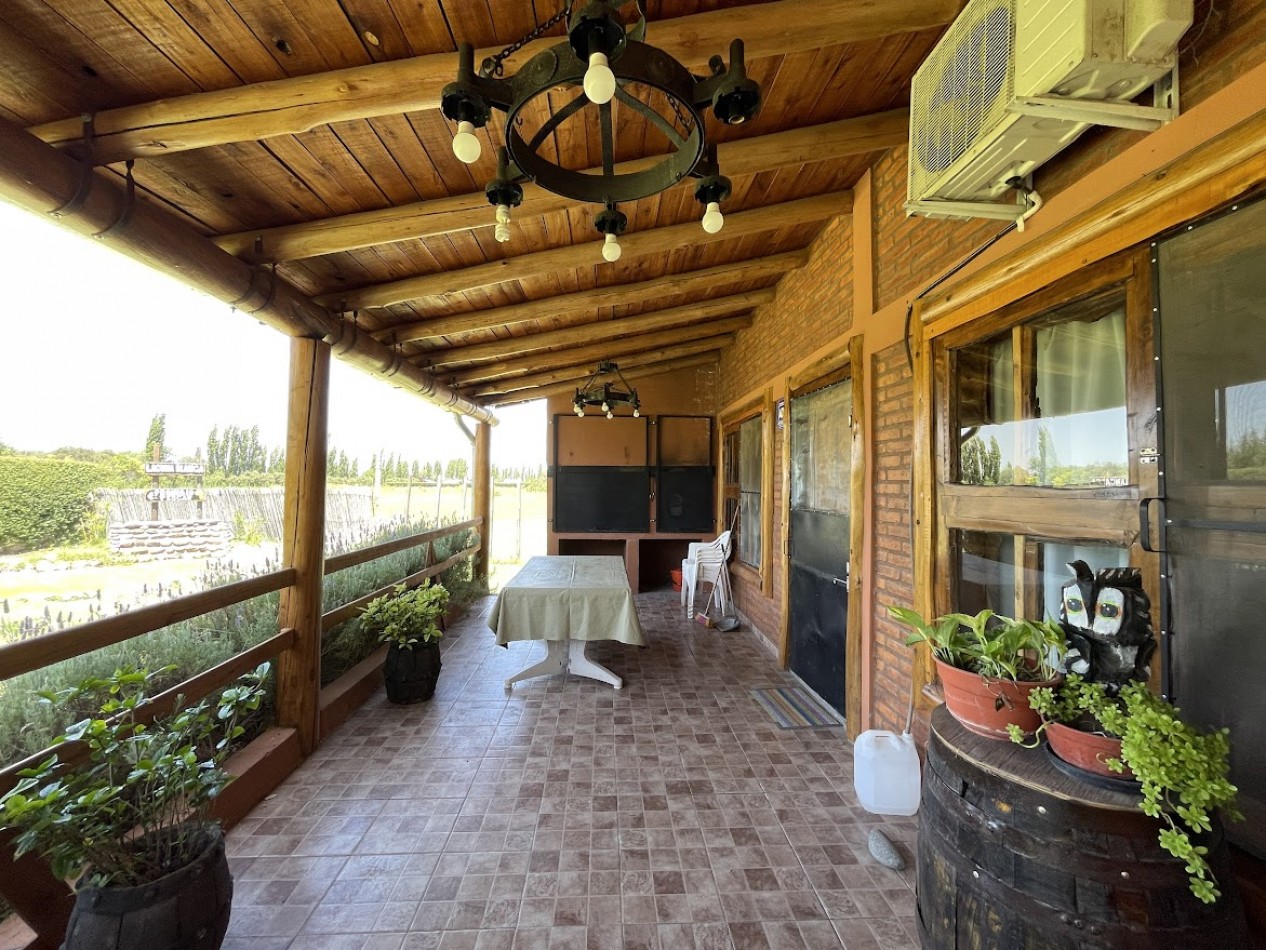 CASA DE FAMILIA CON CABAÑA EQUIPADA Y PISCINA - GAS NATURAL