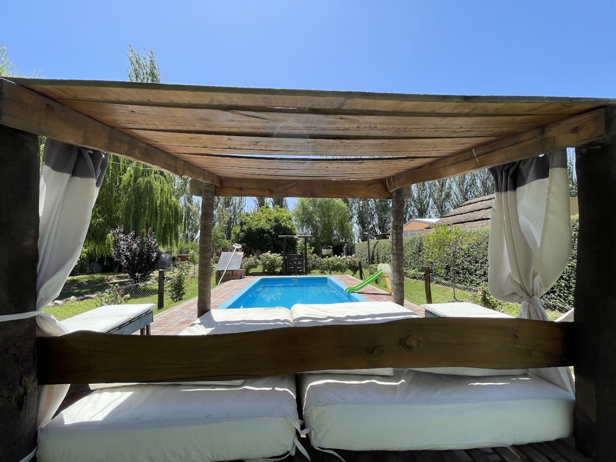 CASA DE FAMILIA CON CABAÑA EQUIPADA Y PISCINA - GAS NATURAL