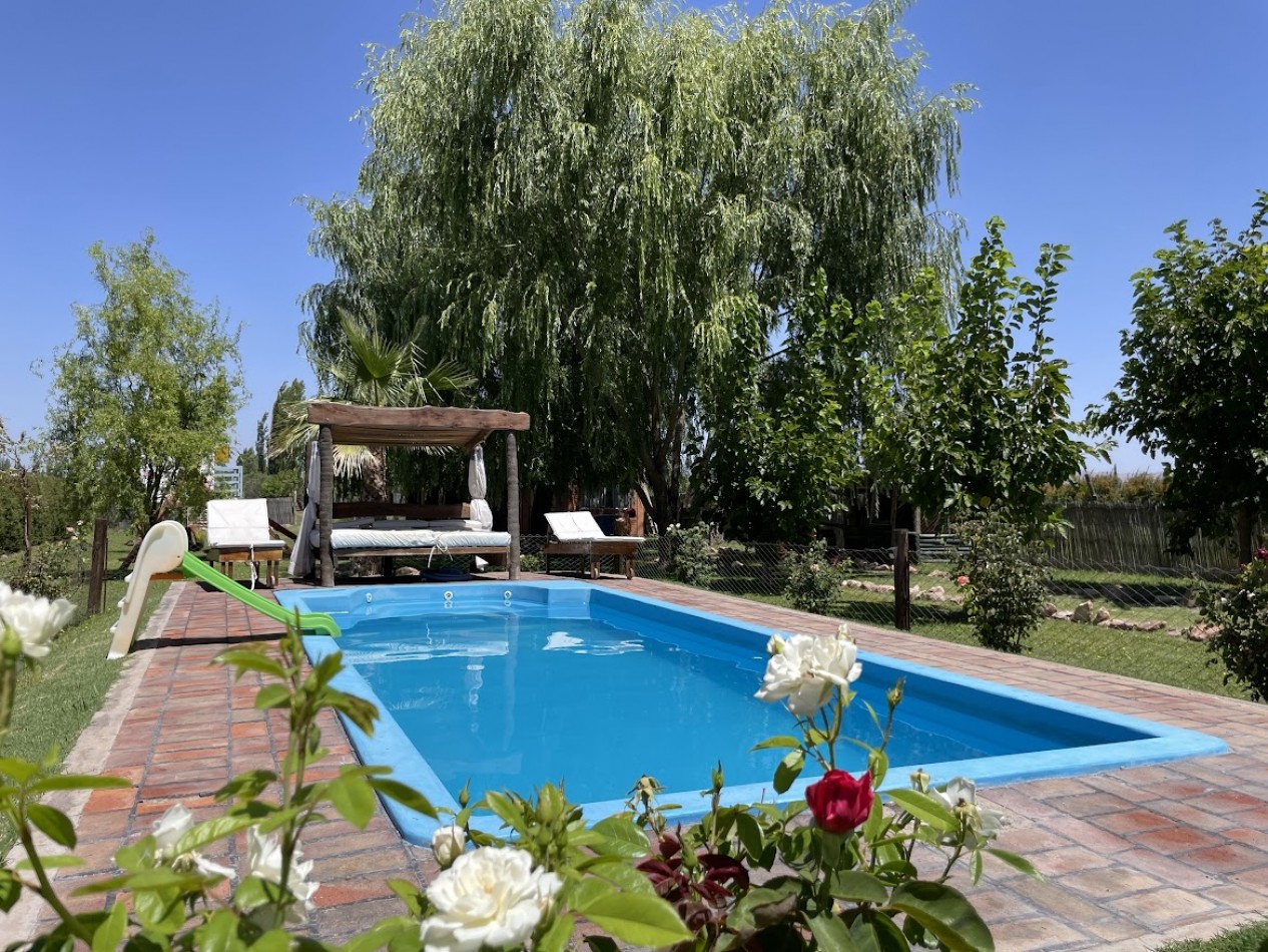 CASA DE FAMILIA CON CABAÑA EQUIPADA Y PISCINA - GAS NATURAL