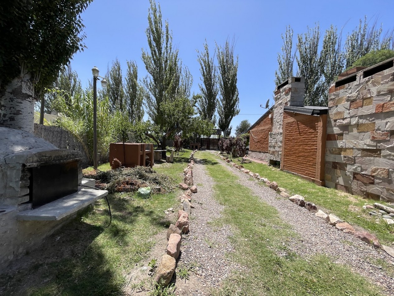 CASA DE FAMILIA CON CABAÑA EQUIPADA Y PISCINA - GAS NATURAL