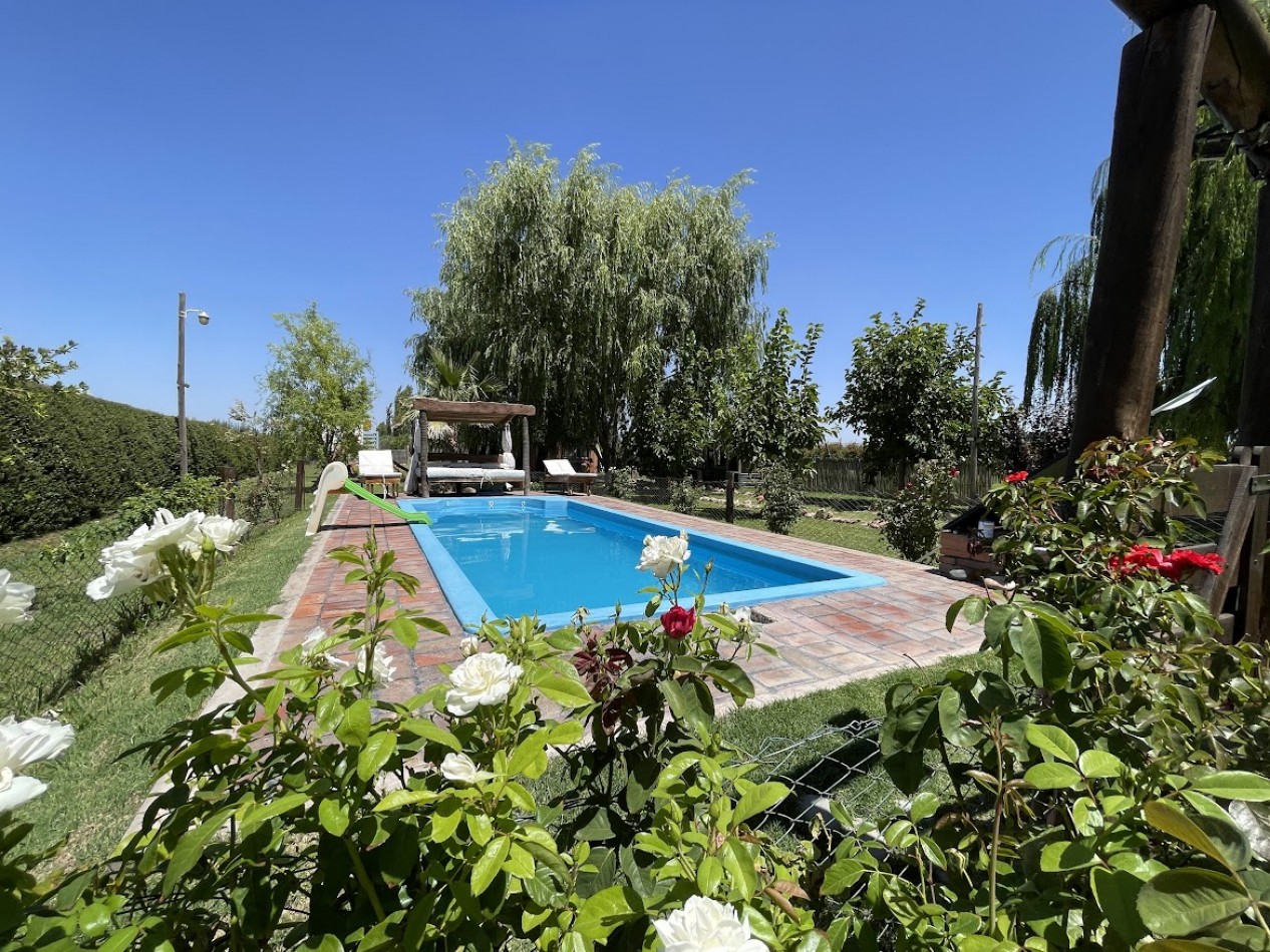 CASA DE FAMILIA CON CABAÑA EQUIPADA Y PISCINA - GAS NATURAL