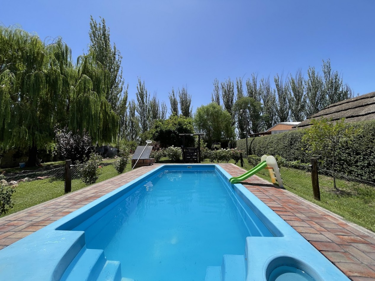 CASA DE FAMILIA CON CABAÑA EQUIPADA Y PISCINA - GAS NATURAL