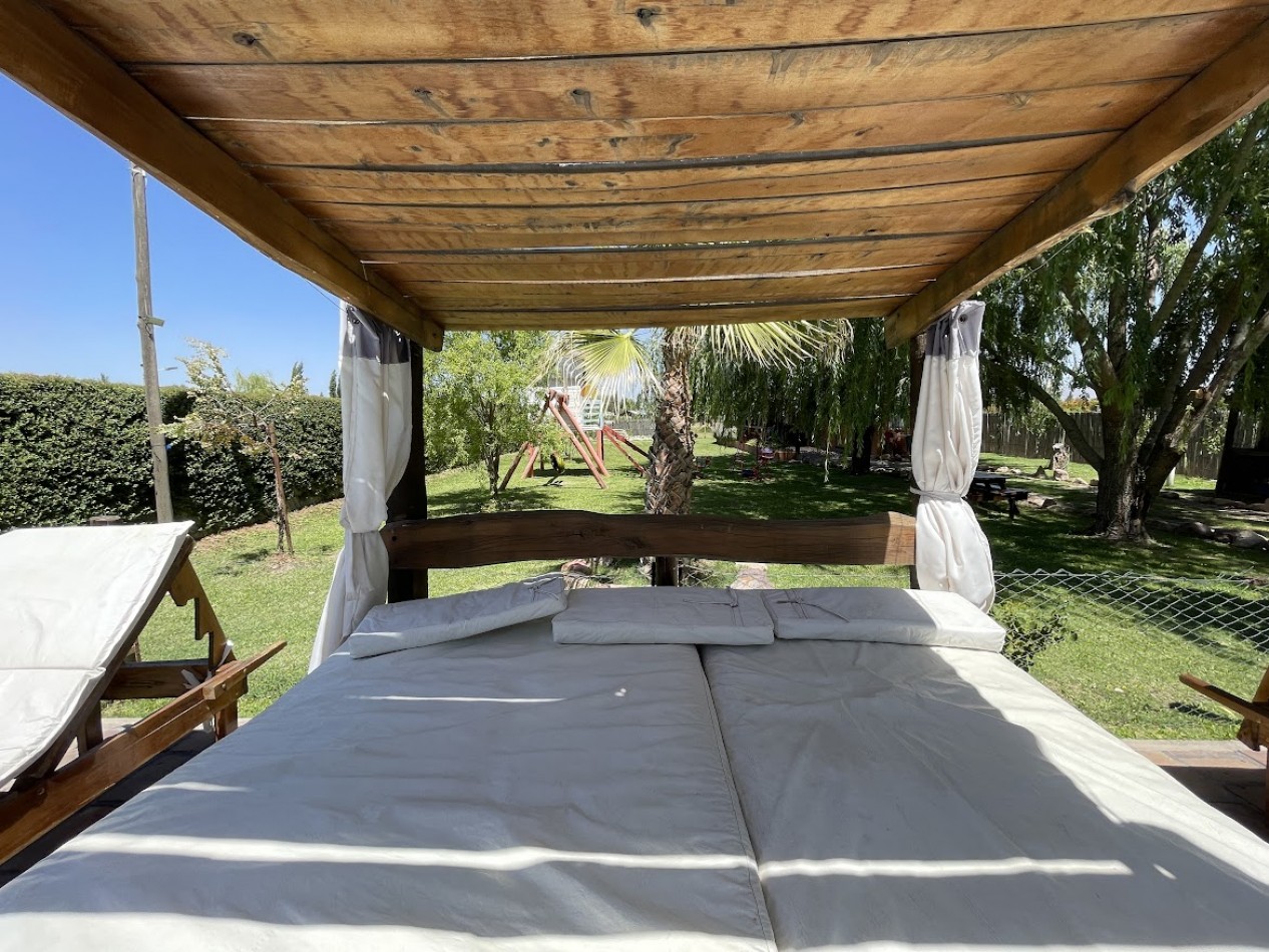 CASA DE FAMILIA CON CABAÑA EQUIPADA Y PISCINA - GAS NATURAL