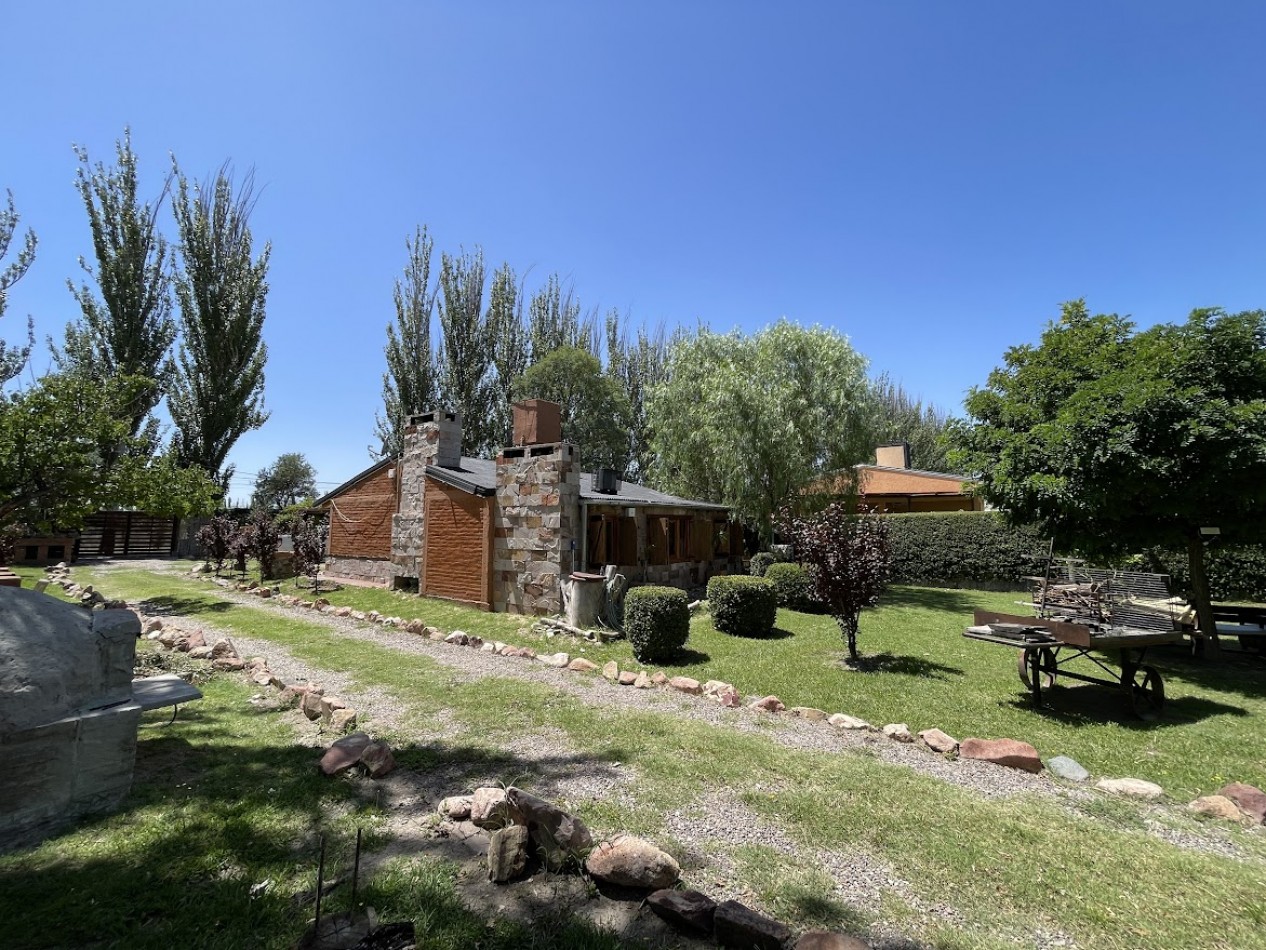 CASA DE FAMILIA CON CABAÑA EQUIPADA Y PISCINA - GAS NATURAL