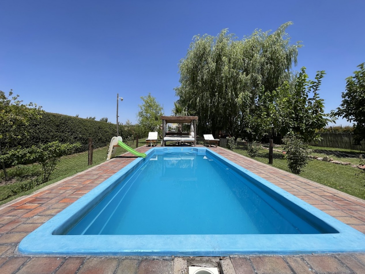 CASA DE FAMILIA CON CABAÑA EQUIPADA Y PISCINA - GAS NATURAL