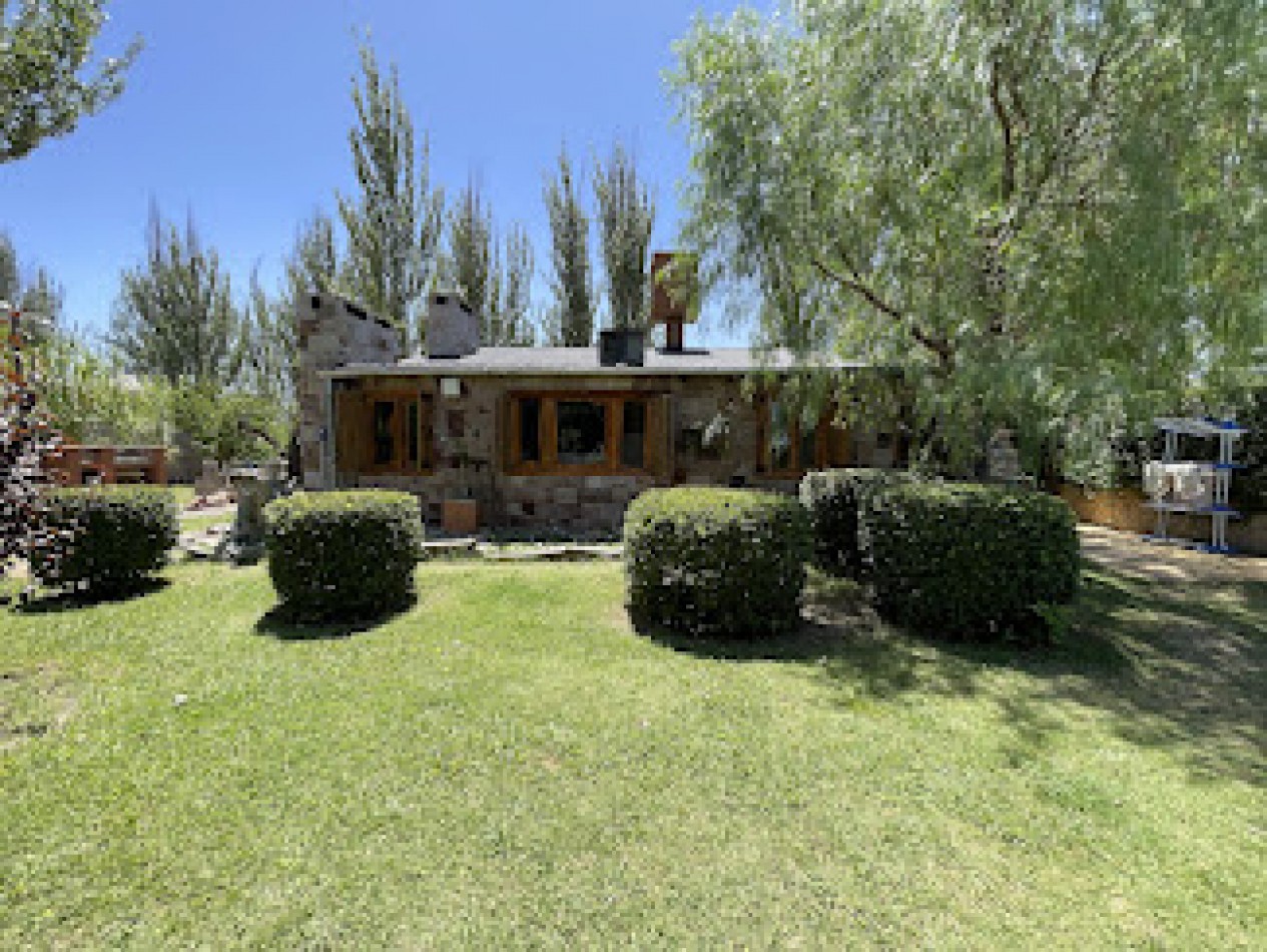 CASA DE FAMILIA CON CABAÑA EQUIPADA Y PISCINA - GAS NATURAL