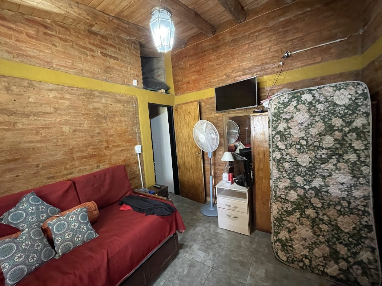 CASA DE FAMILIA CON CABAÑA EQUIPADA Y PISCINA - GAS NATURAL