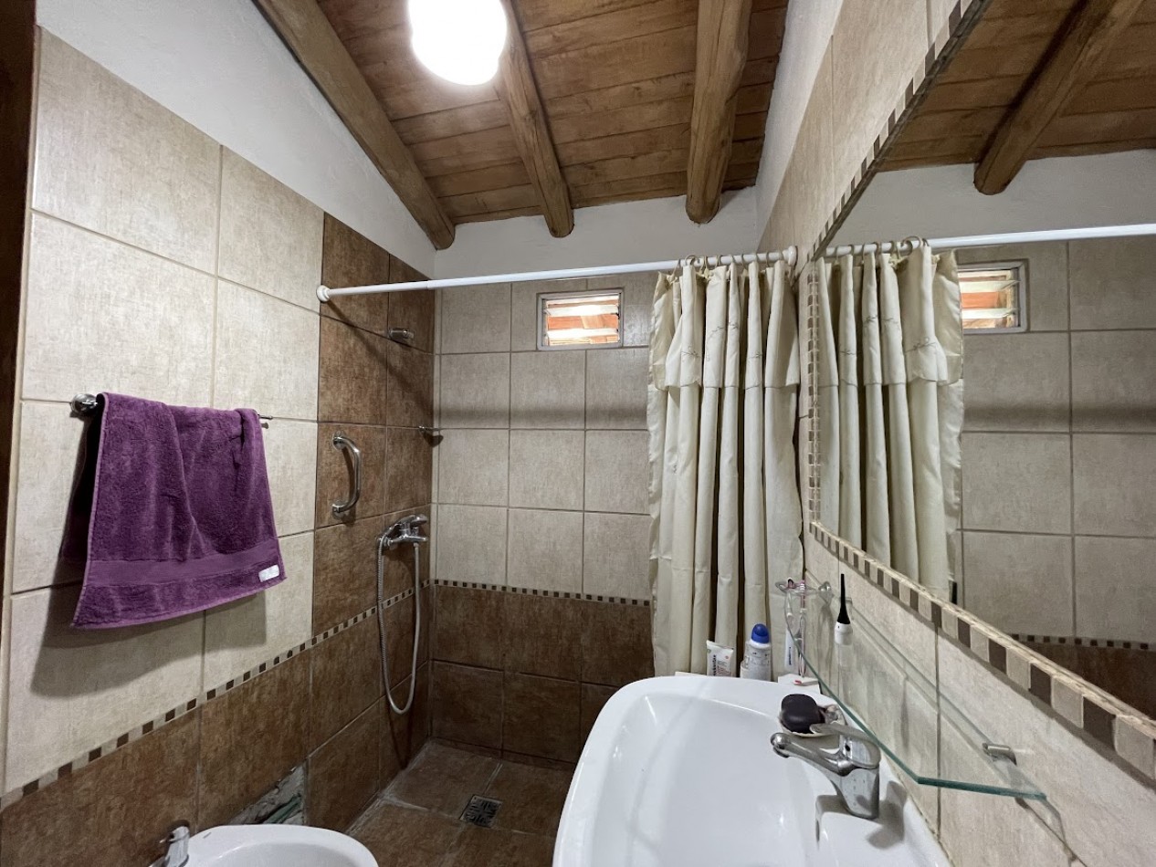 CASA DE FAMILIA CON CABAÑA EQUIPADA Y PISCINA - GAS NATURAL