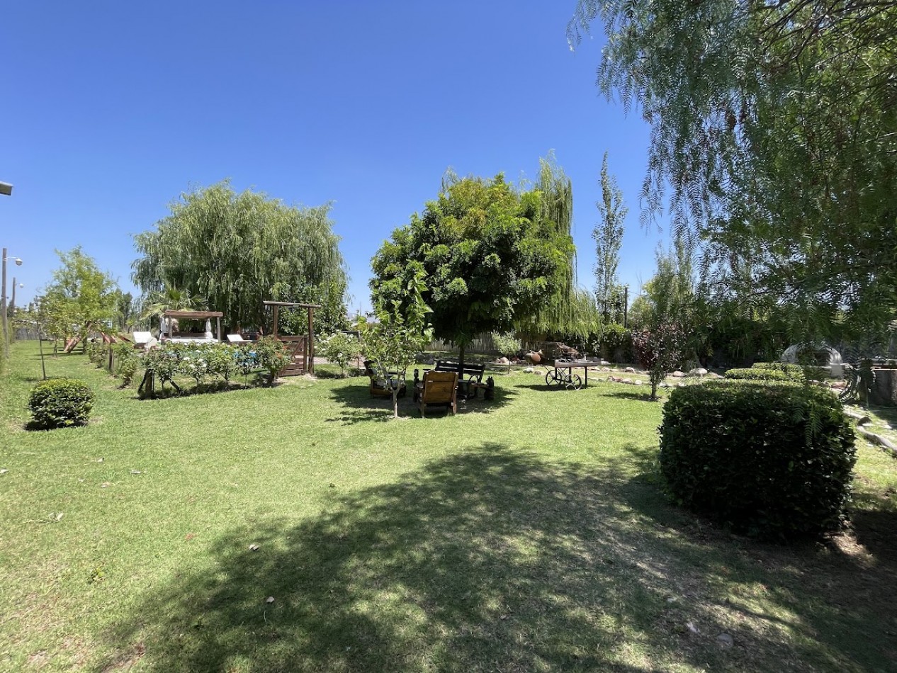 CASA DE FAMILIA CON CABAÑA EQUIPADA Y PISCINA - GAS NATURAL