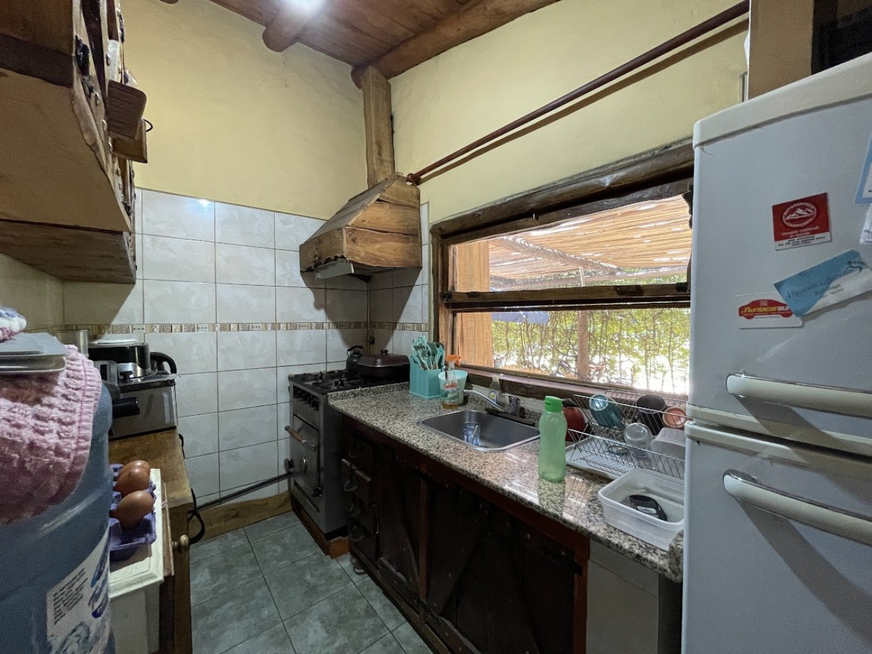 CASA DE FAMILIA CON CABAÑA EQUIPADA Y PISCINA - GAS NATURAL