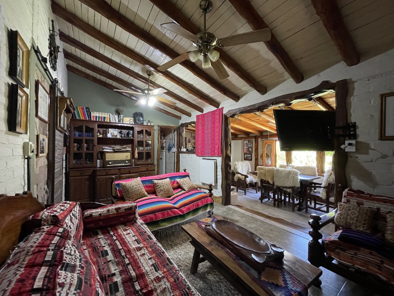 CASA DE FAMILIA CON CABAÑA EQUIPADA Y PISCINA - GAS NATURAL