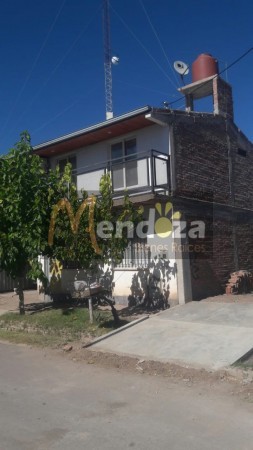 SE VENDE AMPLIA CASA DE DOS PLANTAS CON SALON COMERCIAL 