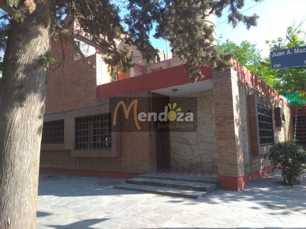 MENDOZA BIENES RAICES VENDE AMPLIA CASA CENTRICA UBICADA FRENTE A TRIBUNALES DE SAN RAFAEL, MENDOZA,  IDEAL PARA COLOCACION DE OFICINAS O CONSULTORIOS POR SU EXCELENTE UBICACION CENTRICA..