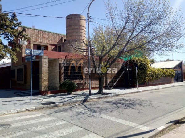 MENDOZA BIENES RAICES VENDE AMPLIA CASA CENTRICA UBICADA FRENTE A TRIBUNALES DE SAN RAFAEL, MENDOZA,  IDEAL PARA COLOCACION DE OFICINAS O CONSULTORIOS POR SU EXCELENTE UBICACION CENTRICA..