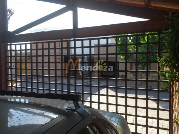 MENDOZA BIENES RAICES VENDE AMPLIA CASA CENTRICA UBICADA FRENTE A TRIBUNALES DE SAN RAFAEL, MENDOZA,  IDEAL PARA COLOCACION DE OFICINAS O CONSULTORIOS POR SU EXCELENTE UBICACION CENTRICA..