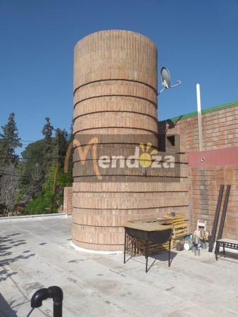 MENDOZA BIENES RAICES VENDE AMPLIA CASA CENTRICA UBICADA FRENTE A TRIBUNALES DE SAN RAFAEL, MENDOZA,  IDEAL PARA COLOCACION DE OFICINAS O CONSULTORIOS POR SU EXCELENTE UBICACION CENTRICA..