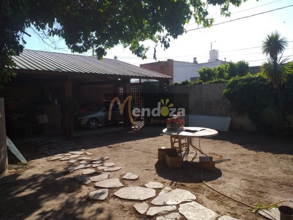 MENDOZA BIENES RAICES VENDE AMPLIA CASA CENTRICA UBICADA FRENTE A TRIBUNALES DE SAN RAFAEL, MENDOZA,  IDEAL PARA COLOCACION DE OFICINAS O CONSULTORIOS POR SU EXCELENTE UBICACION CENTRICA..