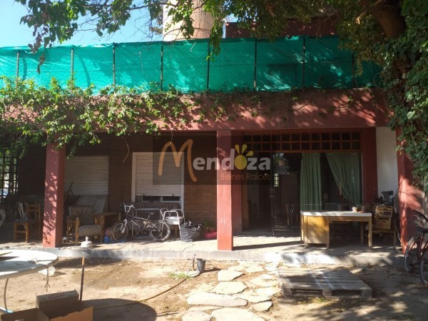MENDOZA BIENES RAICES VENDE AMPLIA CASA CENTRICA UBICADA FRENTE A TRIBUNALES DE SAN RAFAEL, MENDOZA,  IDEAL PARA COLOCACION DE OFICINAS O CONSULTORIOS POR SU EXCELENTE UBICACION CENTRICA..