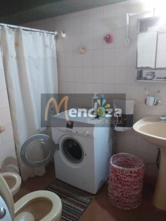 MENDOZA BIENES RAICES VENDE AMPLIA CASA CENTRICA UBICADA FRENTE A TRIBUNALES DE SAN RAFAEL, MENDOZA,  IDEAL PARA COLOCACION DE OFICINAS O CONSULTORIOS POR SU EXCELENTE UBICACION CENTRICA..