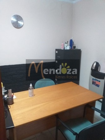 MENDOZA BIENES RAICES VENDE AMPLIA CASA CENTRICA UBICADA FRENTE A TRIBUNALES DE SAN RAFAEL, MENDOZA,  IDEAL PARA COLOCACION DE OFICINAS O CONSULTORIOS POR SU EXCELENTE UBICACION CENTRICA..