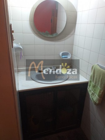 MENDOZA BIENES RAICES VENDE AMPLIA CASA CENTRICA UBICADA FRENTE A TRIBUNALES DE SAN RAFAEL, MENDOZA,  IDEAL PARA COLOCACION DE OFICINAS O CONSULTORIOS POR SU EXCELENTE UBICACION CENTRICA..