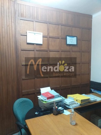 MENDOZA BIENES RAICES VENDE AMPLIA CASA CENTRICA UBICADA FRENTE A TRIBUNALES DE SAN RAFAEL, MENDOZA,  IDEAL PARA COLOCACION DE OFICINAS O CONSULTORIOS POR SU EXCELENTE UBICACION CENTRICA..