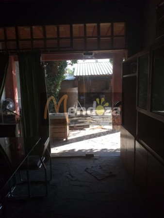 MENDOZA BIENES RAICES VENDE AMPLIA CASA CENTRICA UBICADA FRENTE A TRIBUNALES DE SAN RAFAEL, MENDOZA,  IDEAL PARA COLOCACION DE OFICINAS O CONSULTORIOS POR SU EXCELENTE UBICACION CENTRICA..